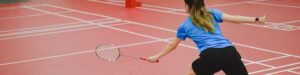 vrouw speelt badminton