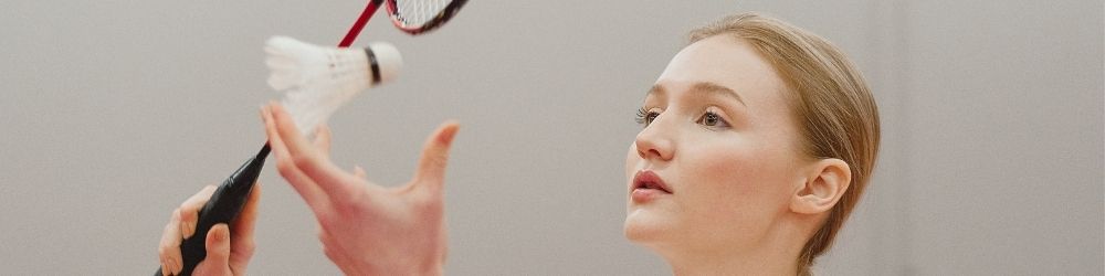 vrouw speelt badminton